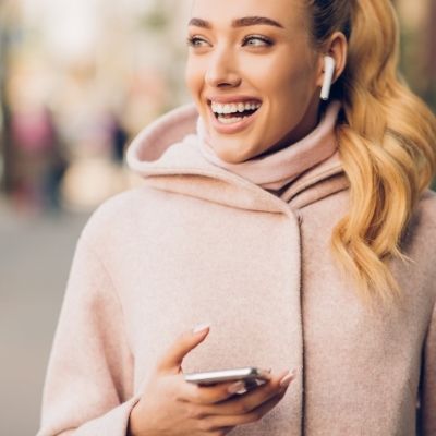 Jóvenes con pérdida auditiva por uso prolongado de auriculares