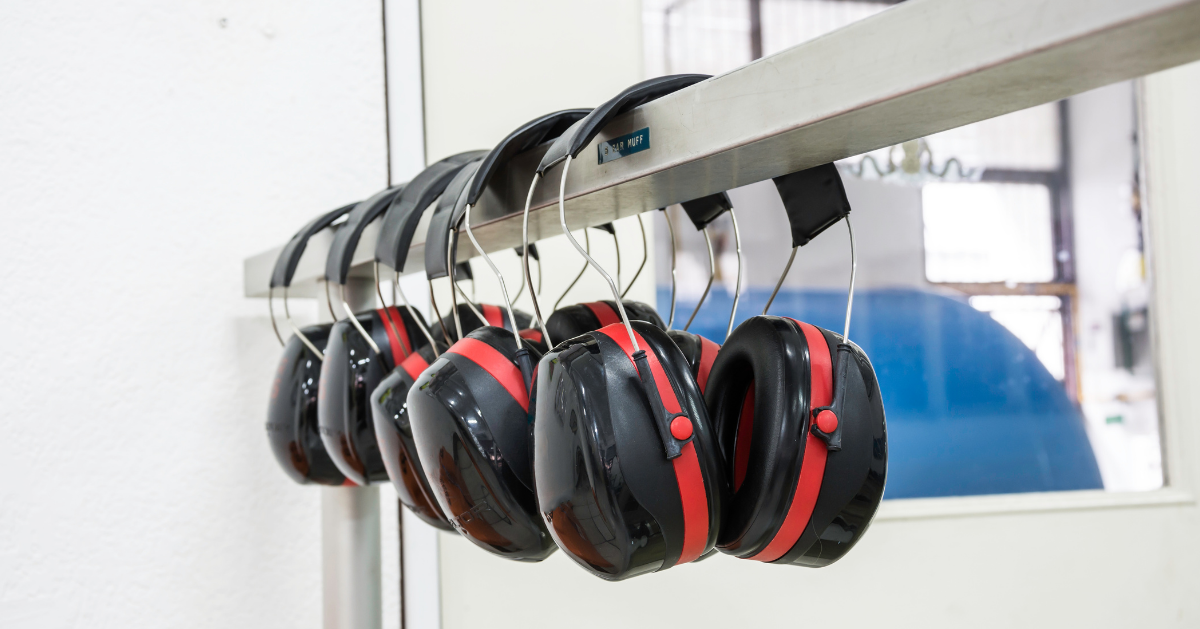 dispositivos de protección auditiva, como tapones y orejeras.