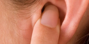 por-que-se-acumula-liquido-en-el-oido